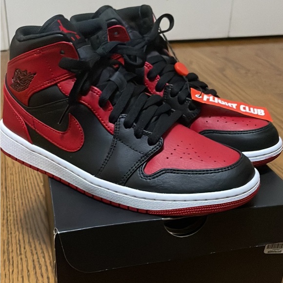 Air Jordan 1 mid ‘Banned’ mens US 8 - Picture 3 of 5